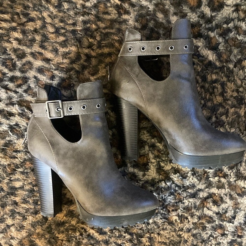 Report Sloane Grey Ankle Boots